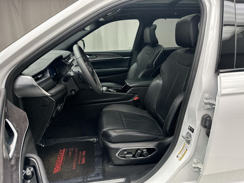 Used 2023 Jeep Grand Cherokee OverlandImage 6