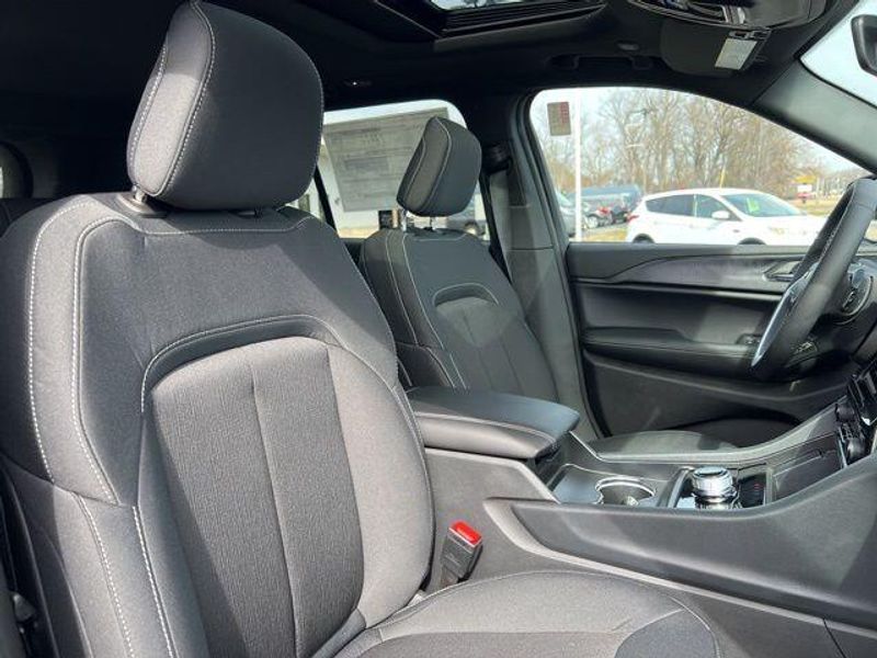 2025 Jeep Grand Cherokee Laredo X 4x4