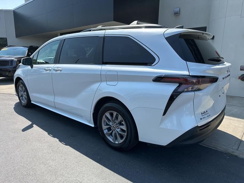 2025 Toyota Sienna XLEImage 7