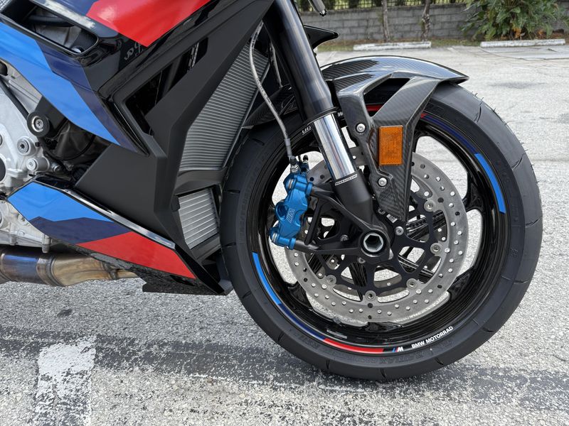2025 BMW M 1000 R