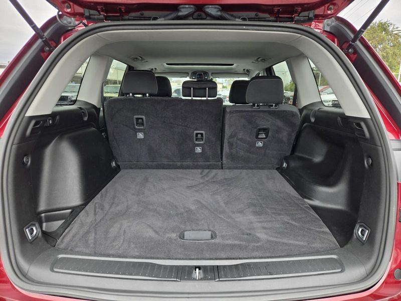 Used 2023 Jeep Grand Cherokee Laredo 4x2