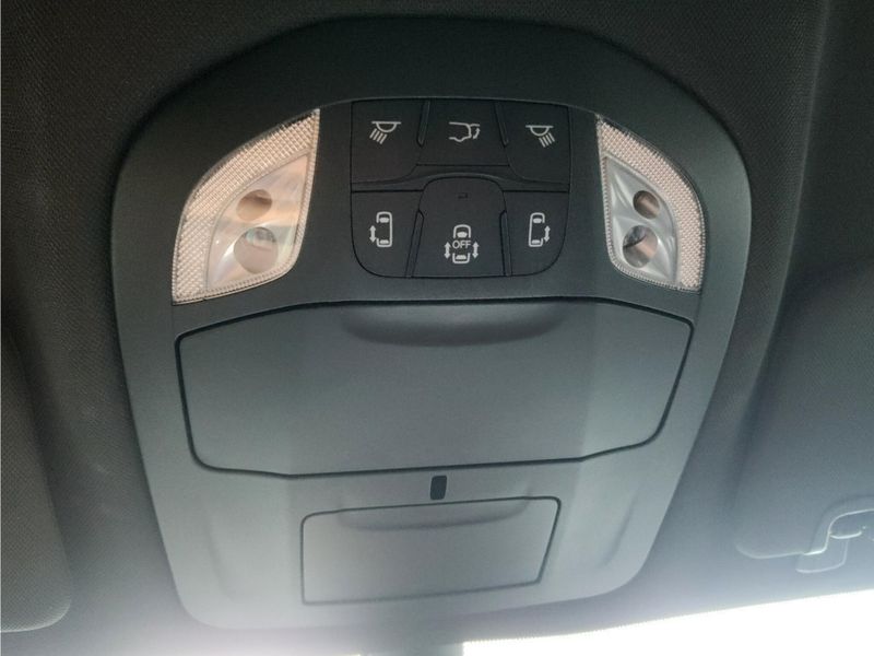Used 2025 Chrysler Pacifica Select