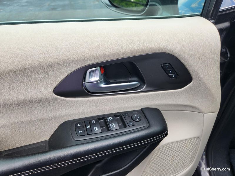 Used 2022 Chrysler Pacifica Touring L