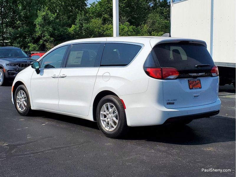 New 2025 Chrysler Voyager LxImage 8