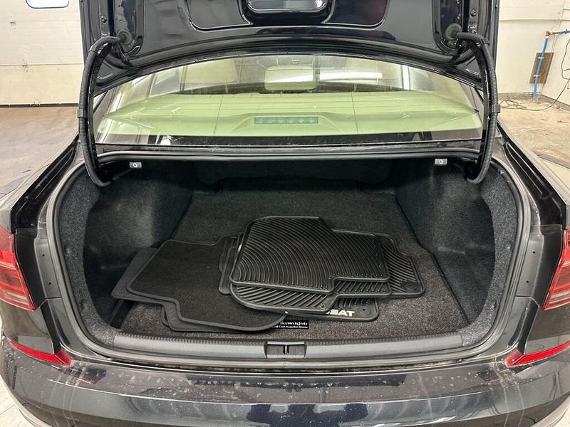 2018 Volkswagen Passat 2.0T SEImage 17