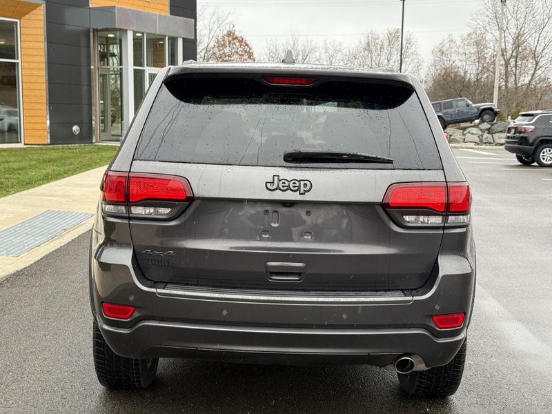 2021 Jeep Grand Cherokee Anniversary Edition photo 2