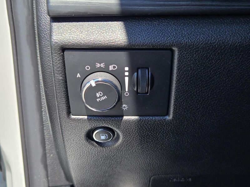 Used 2021 Jeep Grand Cherokee Laredo E 4x2