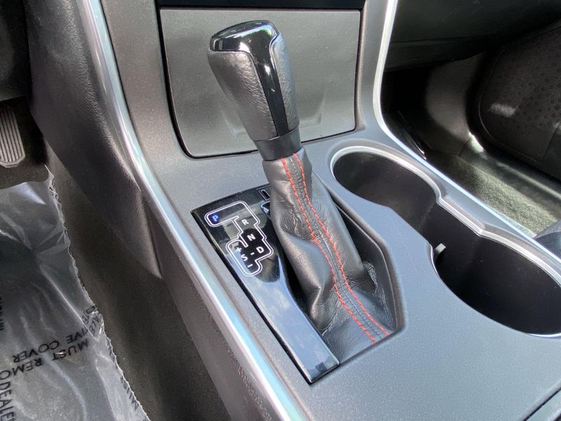 2016 Toyota Camry SEImage 24