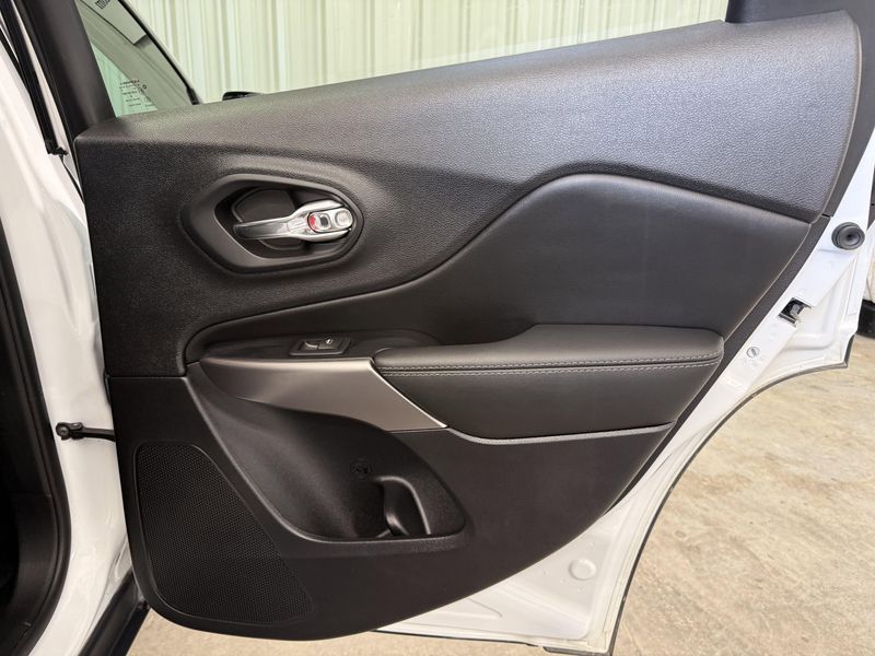 Used 2022 Jeep Cherokee LimitedImage 9