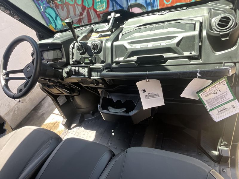 2025 Can-Am DEFENDER MAX 65 HD10 LIMITED Image 11