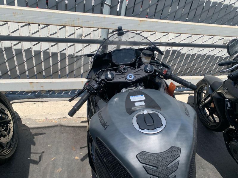 Used 2025 Kawasaki NINJA ZX-6R ABS Image 3