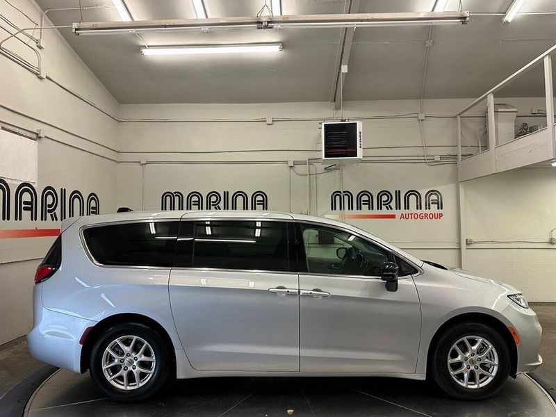 2024 Chrysler Pacifica Touring L photo 2