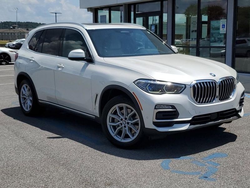 2020 BMW X5 Sports Activity Vehicle xDrive40i in a Mineral White Metallic exterior color and Ivory Whiteinterior. Johnson Dodge 601-693-6343 pixelmotiondemo.com 