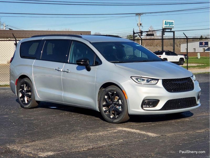 New 2026 Chrysler Pacifica Select