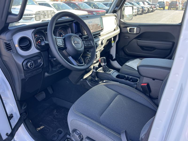 New 2026 Jeep Gladiator Sport S 4x4Image 14