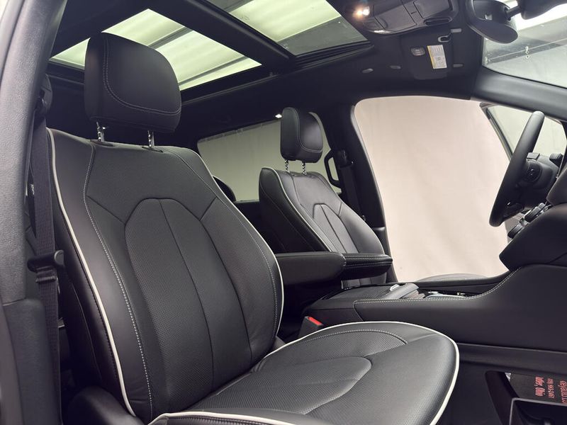 New 2027 Chrysler Pacifica Limited AwdImage 16