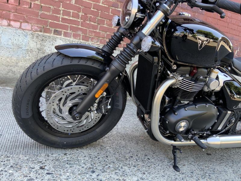 2027 Triumph BONNEVILLE BOBBER