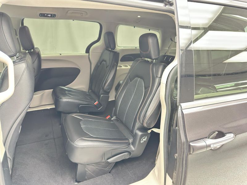 Used 2019 Chrysler Pacifica Touring LImage 17