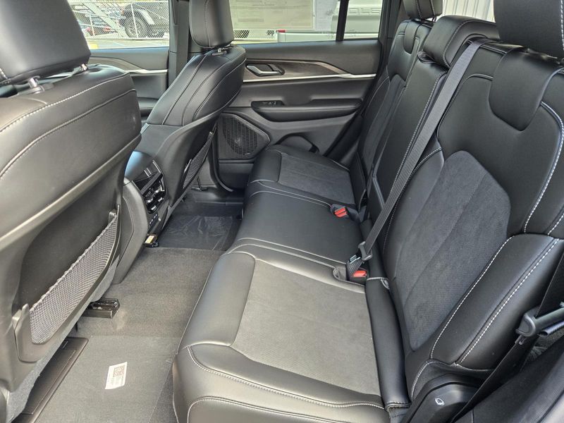 New 2026 Jeep Grand Cherokee Laredo Altitude 4x2