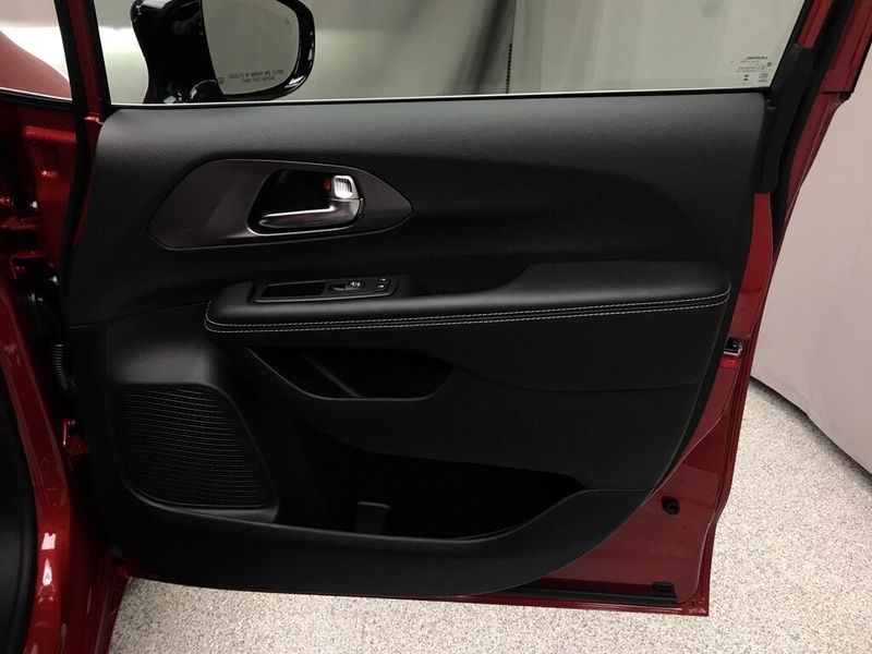 New 2026 Chrysler Pacifica SelectImage 14