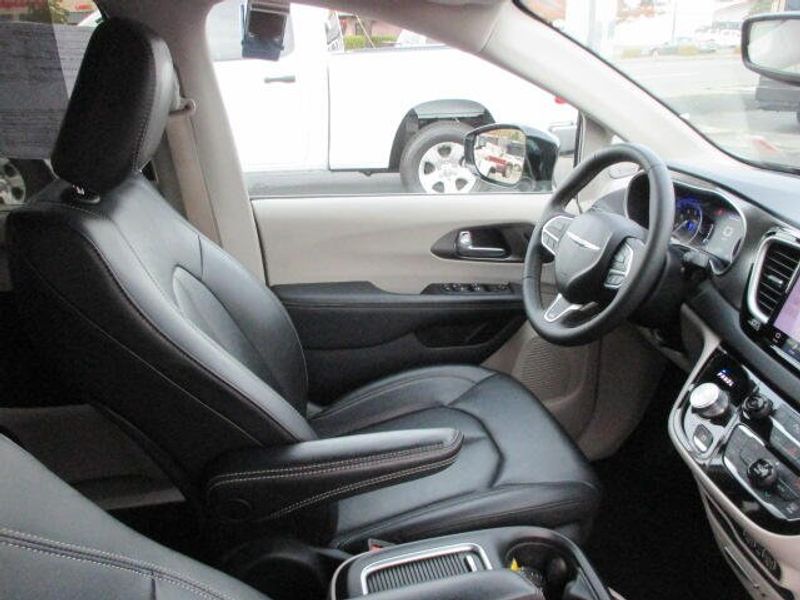 Used 2024 Chrysler Pacifica Touring LImage 25