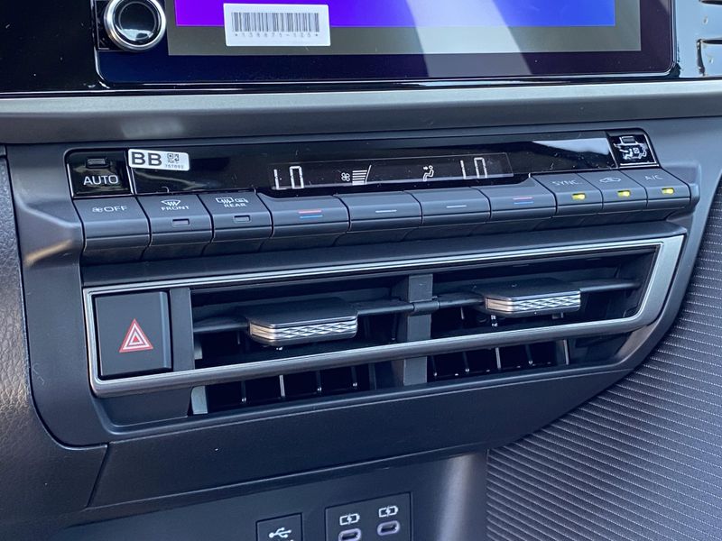 2025 Toyota Camry SEImage 17