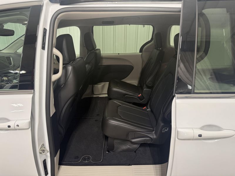 Used 2024 Chrysler Pacifica Touring LImage 18