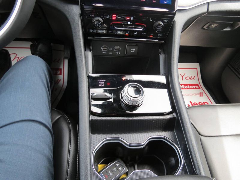 Used 2025 Jeep Grand Cherokee Limited 4x4 4dr SUVImage 17
