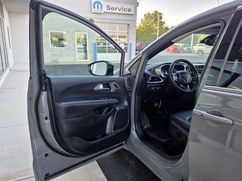 Used 2025 Chrysler Pacifica Select