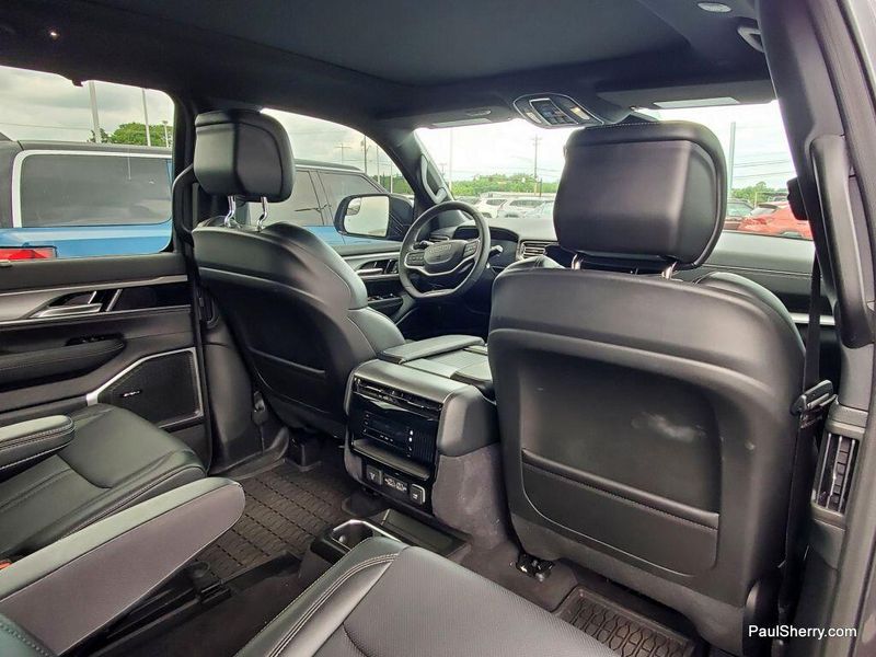 2024 Jeep Wagoneer Series II CarbideImage 32
