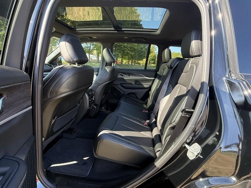 2025 Jeep Grand Cherokee Limited photo 10
