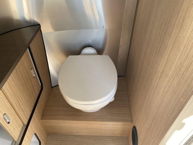 Used 2019 AIRSTREAM FLYING CLOUD 23FB Image 25