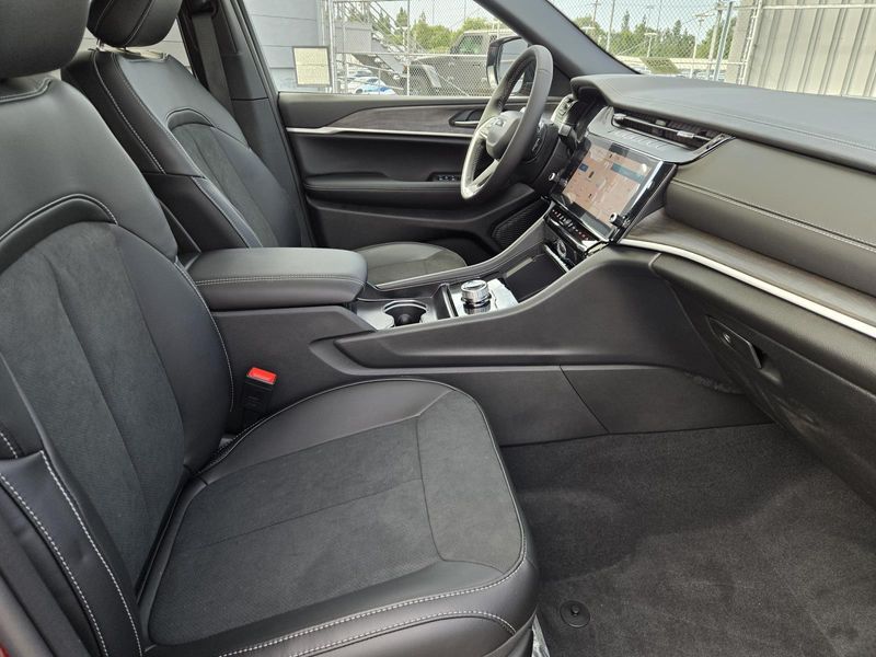 New 2026 Jeep Grand Cherokee Laredo Altitude 4x2