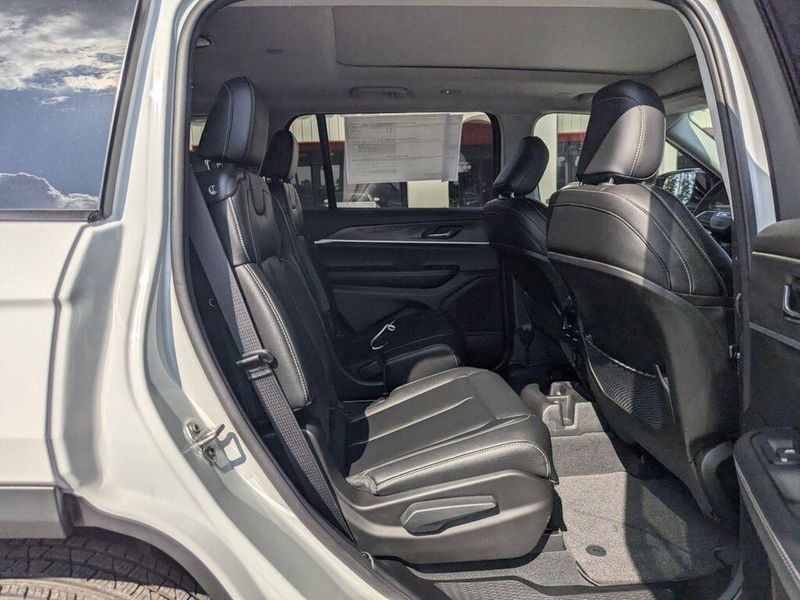 New 2024 Jeep Grand Cherokee L Limited 4x2Image 15