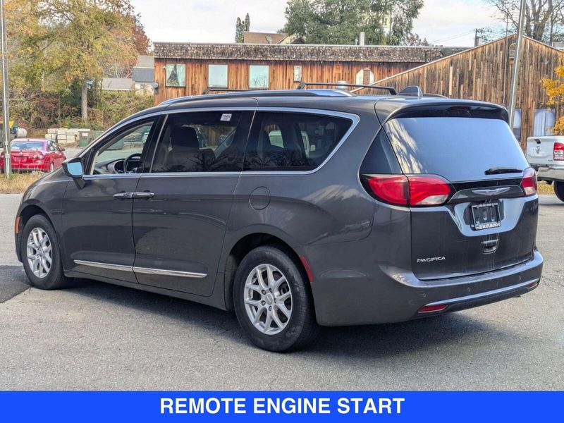 2020 Chrysler Pacifica Touring L photo 3