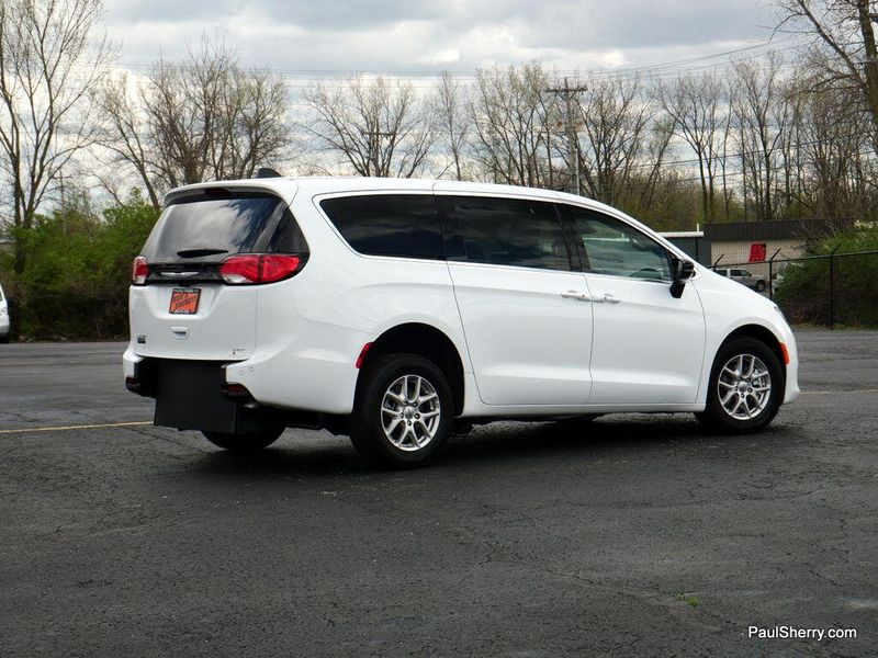 2025 Chrysler Voyager LXImage 33
