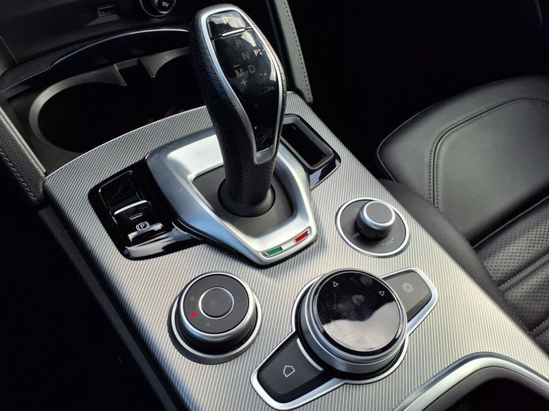 Used 2022 Alfa Romeo Stelvio VeloceImage 25