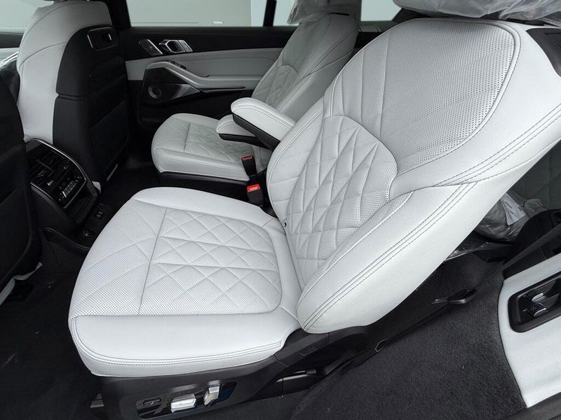 2025 BMW X7 xDrive40iImage 29