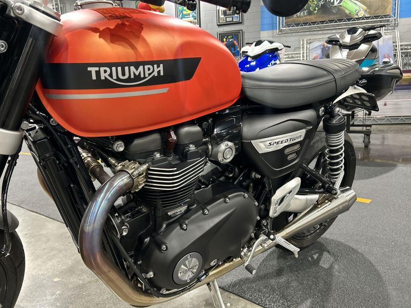 2023 Triumph SPEED TWIN 1200  in a MATTE BAJA ORANGE exterior color. Del Amo Motorsports of Redondo Beach (424) 390-7811 delamomotorsports.com 