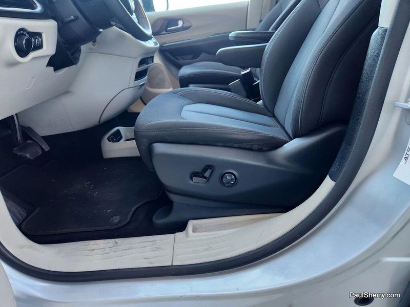 2022 Chrysler Voyager LXImage 33