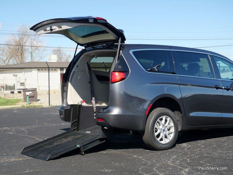2022 Chrysler Voyager LXImage 6