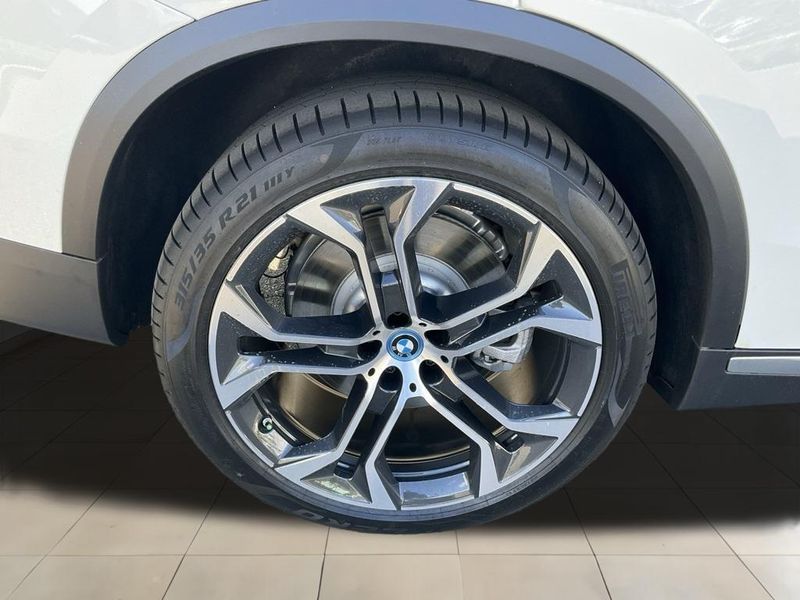 2025 BMW X5 xDrive50eImage 17