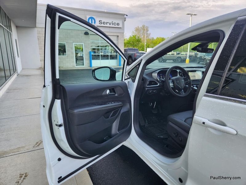 New 2026 Chrysler Voyager Lx