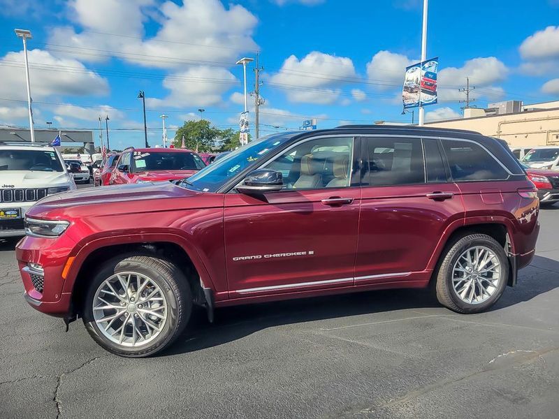 2025 Jeep Grand Cherokee Summit photo 3