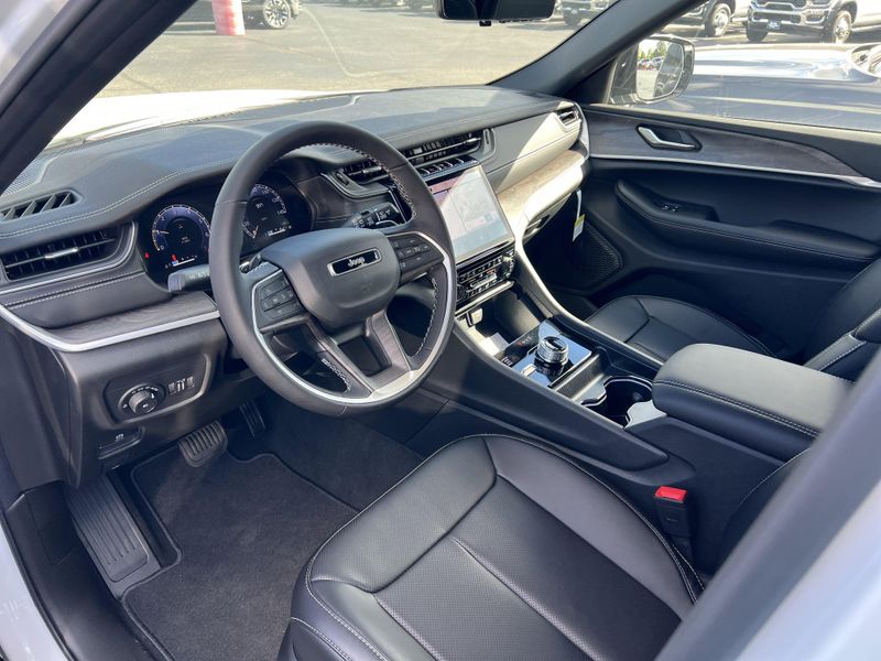 New 2025 Jeep Grand Cherokee L Limited 4x4Image 13