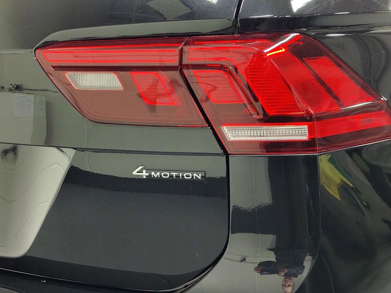 Used 2024 Volkswagen Tiguan AWD SEL R-Line w/Sunroof/NavImage 5