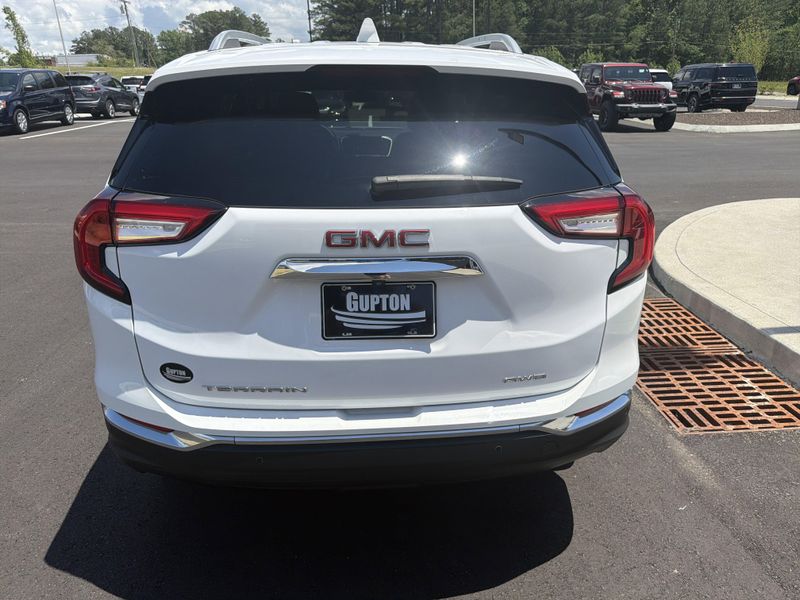 Used 2024 GMC Terrain SLTImage 13