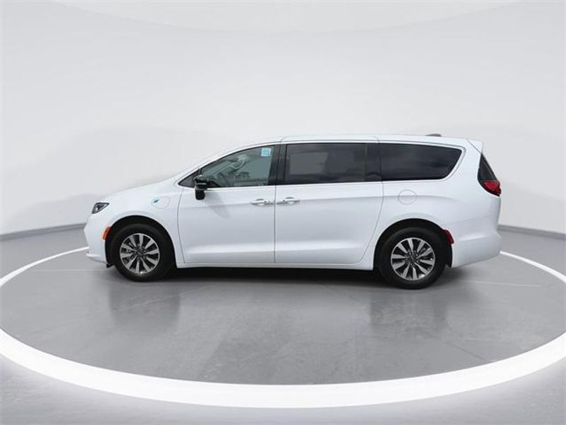 New 2024 Chrysler Pacifica Plug-in Hybrid SelectImage 5