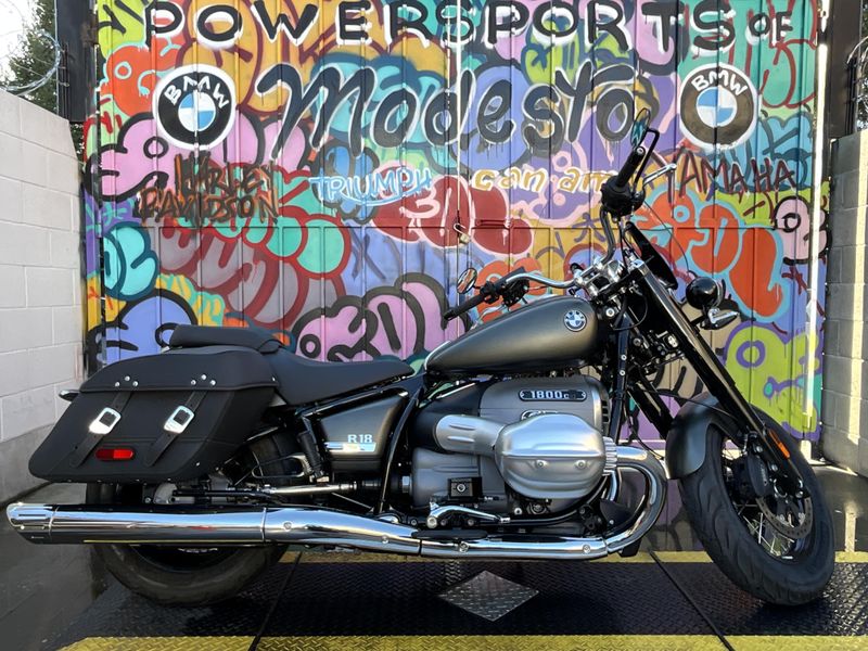 2022 BMW R18 CLASSIC in a MANHATTAN METALLIC MATTE exterior color. BMW Motorcycles of Modesto 209-524-2955 bmwmotorcyclesofmodesto.com 