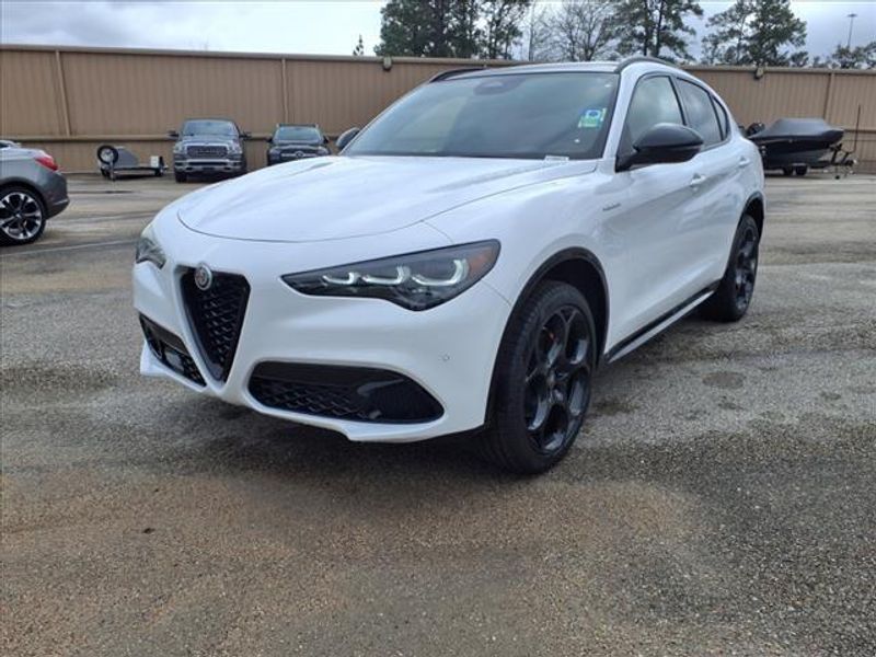 2025 Alfa Romeo Stelvio SprintImage 2